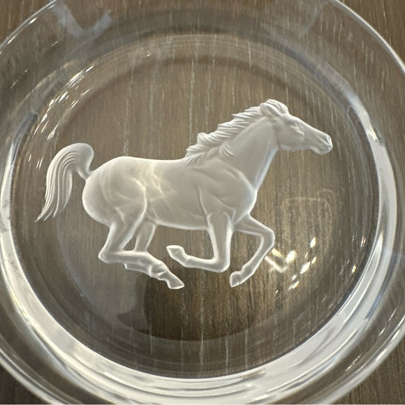 Hoya Crystal Etched Horses Wine Bottle Coaster/Trinket Dish - 5-1/4"‎ x 1" - Picture 2 of 4